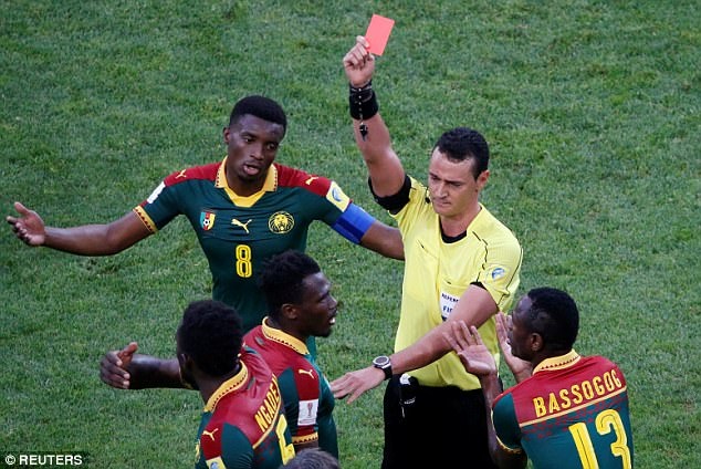 Đức đánh bại Cameroon trong ngày trọng tài rút nhầm thẻ đỏ - 4
... mà dành chiếc thẻ đỏ cho Mabouka ở phút 64