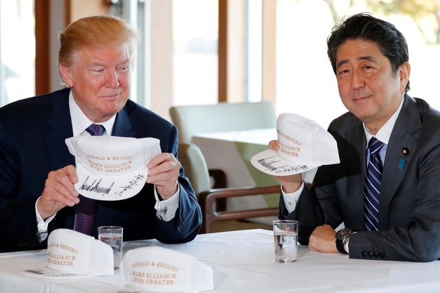 Tổng thống Trump: Mỹ coi Nhật Bản là đồng minh quan trọng - 10
Tổng thống Trump và Thủ tướng Abe chụp ảnh cùng hai chiếc mũ lưỡi trai có chữ ký của họ.