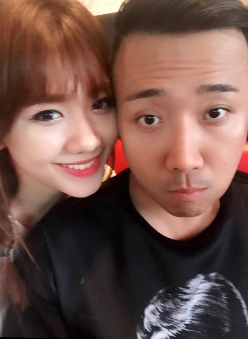 Thủy Tiên mong ước tuổi già giản dị bên Công Vinh, Trấn Thành thương vợ vì scandal - 6 Trong lúc Hari Won bị chỉ trích vì dư luận cho rằng cô nói sai về cô dâu Việt Nam tại Hàn Quốc, Trấn Thành đăng ảnh động viên bà xã giữa scandal, anh viết: Thương em.