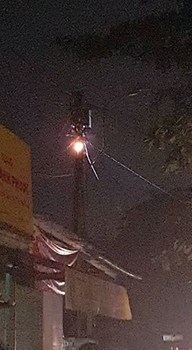 Cột điện cạnh chợ cháy như đuốc, hàng trăm tiểu thương tái mặt - 3 Cột điện ở đường Xuân 68 bốc cháy vào 21h đêm 10/5