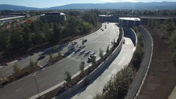 Những điểm kiểm tra an ninh được đặt khắp khuôn viên trụ sở Apple