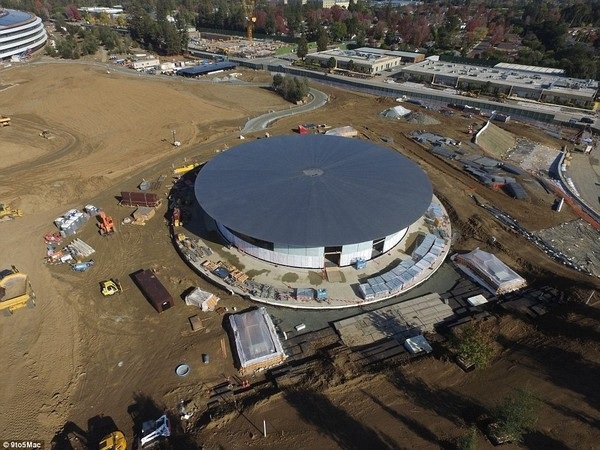 Trụ sở phi thuyền 5 tỷ USD của Apple sẽ chính thức “cất cánh” vào tháng 4 - 5 Rạp hát Steve Jobs với một phần nằm ngầm bên dưới mặt đất sẽ là nơi tổ chức các sự kiện quan trọng của Apple trong tương lai