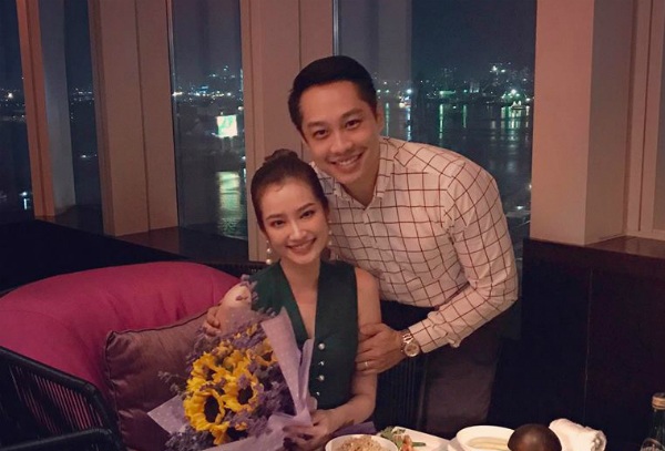 Trúc Diễm bất ngờ khoe ảnh bữa tối dưới ánh nến do ông xã chuẩn bị: Hôm nay anh ấy lãng mạn bất ngờ, bữa giờ tưởng bận quên mất mình hihi.