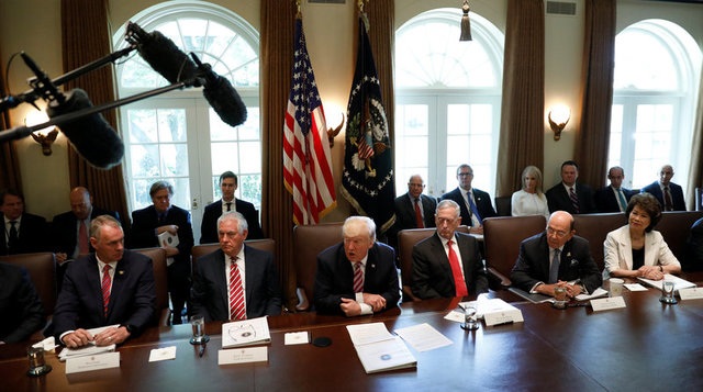 Phiên họp nội các kỳ lạ của Tổng thống Trump - 3
Tổng thống Trump và các thành viên trong chính quyền (Ảnh: Reuters)