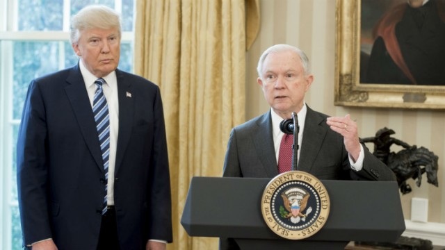 Ông Trump hối tiếc vì bổ nhiệm Bộ trưởng Tư pháp? - 1 Tổng thống Donald Trump và Bộ trưởng Tư pháp Jeff Sessions (Ảnh: Reuters)
