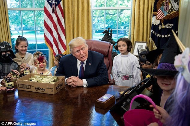 Tổng thống Trump tiếp những vị khách đặc biệt tại phòng Bầu Dục - 1
Tổng thống Trump ngày 27/10 đã mở cửa phòng làm việc chào đón các em nhỏ hóa trang thành người dơi, công chúa, hoàng tử... tới thăm Nhà Trắng trong sự kiện lễ hội hóa trang Halloween. Các em nhỏ là con của các phóng viên và những người làm việc trong giới truyền thông Mỹ. (Ảnh: AFP)