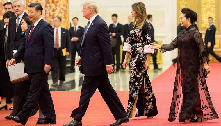 Trung Quốc mở quốc yến chiêu đãi Tổng thống Trump - 2 Chủ nhà Trung Quốc đã trải thảm đỏ để đón tiếp trọng thể nhà lãnh đạo Mỹ tới bữa tiệc. Tham dự buổi tiệc cũng có các khách mời là các quan chức cấp cao hai nước. (Ảnh: Getty)
