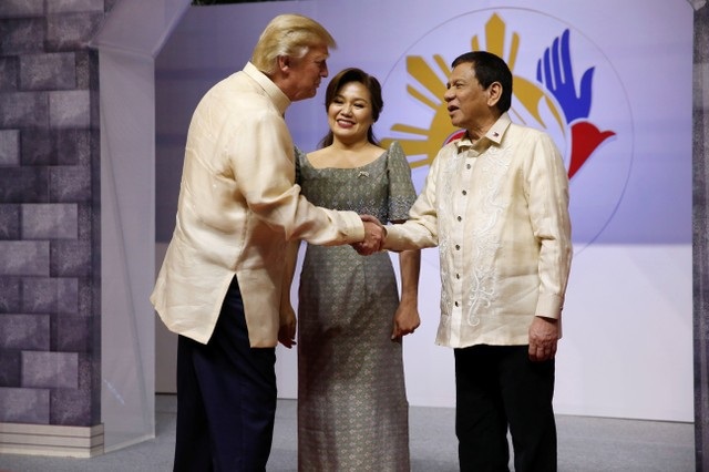 Tổng thống Trump dự tiệc cùng các lãnh đạo Đông Nam Á - 1 Đại diện cho nước chủ nhà Philippines, Tổng thống Rodrigo Duterte đã chào đón Tổng thống Donald Trump và lãnh đạo của các nước thành viên ASEAN tới dự chương trình gala đặc biệt kỷ niệm 50 năm thành lập ASEAN tại trung tâm hội nghị ở thủ đô Manila vào tối 12/11.