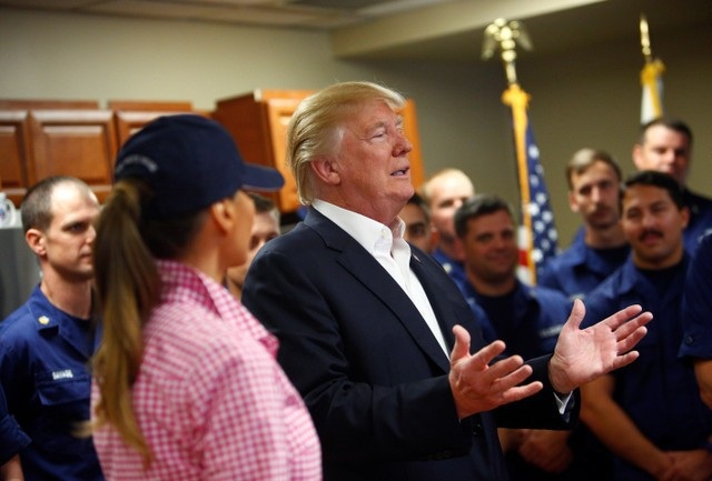 Tổng thống Trump tự tay phát đồ ăn cho lính Mỹ nhân lễ Tạ ơn - 1 Nhân dịp lễ Tạ ơn, Tổng thống Donald Trump và Đệ nhất phu nhân Melania Trump ngày 23/11 đã tới thăm căn cứ của Lực lượng Tuần duyên Mỹ ở Riviera Beach, bang Florida và trò chuyện với các binh sĩ tại đây. (Ảnh: Reuters)