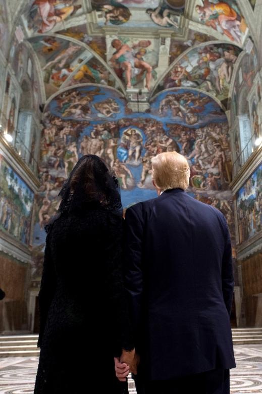 Tổng thống Trump nắm tay vợ khi tới thăm Nhà nguyện Sistine sau cuộc gặp với Giáo hoàng Francis tại Vatican.