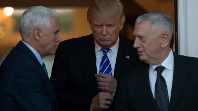 Cấp dưới của ông Trump “nổi loạn” - 1
Tổng thống đắc cử Mỹ Donald Trump (giữa) và ứng viên Bộ trưởng Quốc phòng James Mattis. (Ảnh: AFP)