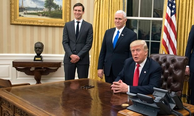 Tổng thống Trump đưa tượng cố Thủ tướng Anh về lại Nhà Trắng - 1 Bức tượng của cố Thủ tướng Anh Winston Churchill (ngoài cùng bên trái) được đưa trở lại Nhà Trắng trong ngày làm việc đầu tien của Tổng thống Trump (Ảnh: EPA)