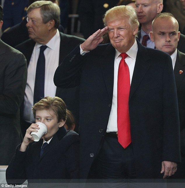 Ái nữ nhà Clinton bênh vực con trai Tổng thống Trump - 2 Tổng thống Donald Trump và con trai út Barron Trump (Ảnh: Getty)