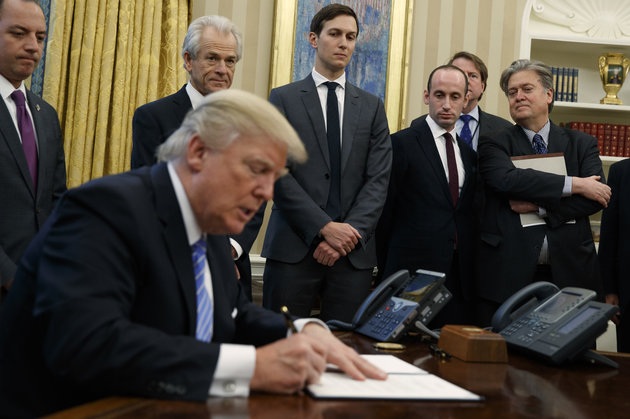 Phó Thủ tướng Thụy Điển gây “sốt” với bức ảnh lấy ý tưởng từ ông Trump - 2 Bức ảnh chụp lễ ký sắc lệnh về nạo phá thai của Tổng thống Donald Trump hồi tháng 1 (Ảnh: Reuters)