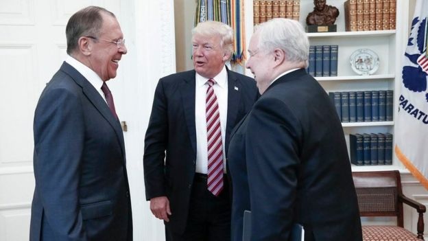 Vì sao chuyện ông Trump tiết lộ thông tin tối mật là một vấn đề lớn? - 1
Ông Trump gặp Ngoại trưởng Nga Sergei Lavrov (trái) và Đại sứ Nga Sergei Kislyak (phải) (Ảnh: EPA)