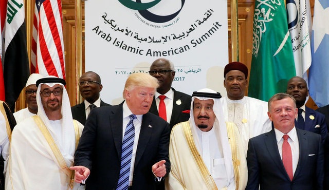 Chuyên gia nghi ngờ hợp đồng vũ khí 110 tỷ USD của Mỹ là "tin giả" - 1
Tổng thống Trump và lãnh đạo các nước tại Hội nghị thượng đỉnh Ả-rập-Mỹ ở thủ đô Riyadh, Ả-rập Xê-út hôm 21/5 (Ảnh: Reuters)