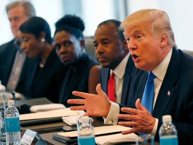 
Tổng thống Mỹ Donald Trump (ngoài cùng, bên phải). (Ảnh: AFP)
