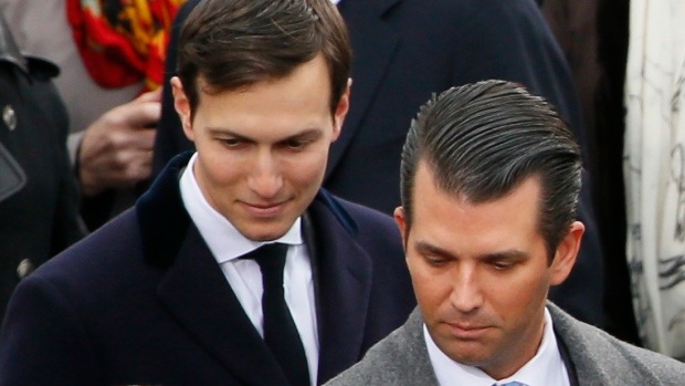 Báo Mỹ: Các con ông Trump từng gặp luật sư Nga trong thời gian bầu cử - 1 Jared Kushner (trái) và Donald Trump Jr. con rể, và con trai của Tổng thống Trump, tại lễ nhậm chức của cha ngày 20/1 (Ảnh: Reuters)