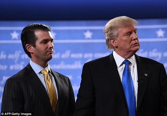 Con trai ông Trump từng hoan nghênh việc Nga giúp đỡ trong bầu cử Mỹ - 1 Tổng thống Donald Trump (phải) và con trai Donald Trump Jr. (Ảnh: AFP)