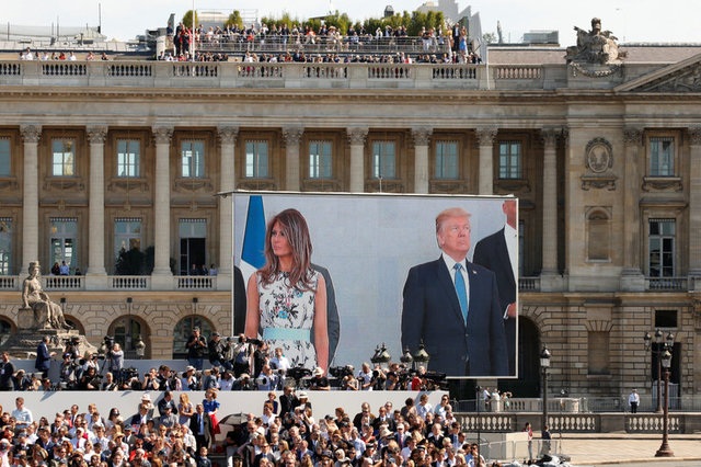 Pháp duyệt binh rầm rộ mừng quốc khánh - 33
Hình ảnh của Tổng thống Trump và Đệ nhất phu nhân Melania xuất hiện trên màn hình lớn trong lễ duyệt binh. (Ảnh: Reuters)