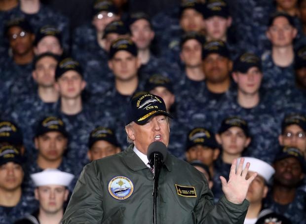 Ông Trump chính thức cấm người chuyển giới gia nhập quân đội - 1 Tổng thống Trump phát biểu trước các binh sĩ Mỹ trên tàu USS Gerald R. Ford (Ảnh: Reuters)