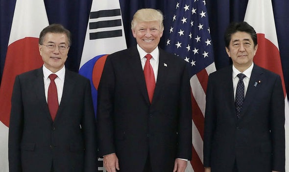 Triều Tiên thực sự muốn gì khi phóng tên lửa qua Nhật Bản? - 5
Tổng thống Mỹ Donald Trump (giữa) chụp ảnh cùng Tổng thống Hàn Quốc Moon Jae-in và Thủ tướng Nhật Bản Shinzo Abe gặp nhau bên lề thượng đỉnh G20 tại Đức tháng 7/2017 (Ảnh: Express)