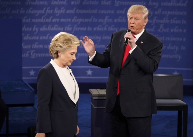 Tổng thống Trump đòi điều tra cựu “đối thủ” Clinton - 1 Hai cựu ứng viên tổng thống Donald Trump và Hillary Clinton trong cuộc tranh luận trực tiếp năm 2016 (Ảnh: Reuters)