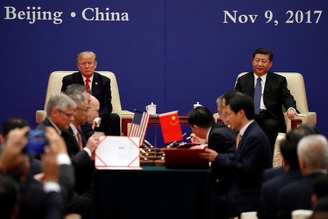 “Món quà” 253 tỷ USD của Trung Quốc nhân chuyến thăm của ông Trump có gì? - 1
Tổng thống Trump và Chủ tịch Tập Cận Bình chứng kiến lễ ký kết của các lãnh đạo doanh nghiệp Trung - Mỹ tại Đại lễ đường nhân dân Trung Quốc ở Bắc Kinh ngày 9/11 (Ảnh: Reuters)