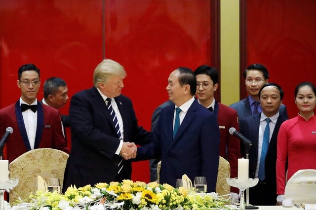 Truyền thông quốc tế viết về chuyến thăm Việt Nam của Tổng thống Trump - 1
Chủ tịch nước Trần Đại Quang (phải) tiếp Tổng thống Mỹ Donald Trump tại Trung tâm Hội nghị Quốc gia ngày 11/11 (Ảnh: Reuters)