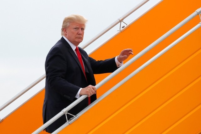 Tổng thống Donald Trump lên chuyên cơ Không Lực Một trong chuyến thăm châu Á từ ngày 3-14/11 (Ảnh: Reuters)