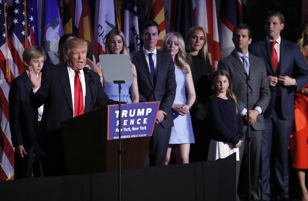 Báo Mỹ: Các con ông Trump từng gặp luật sư Nga trong thời gian bầu cử - 2 Donald Trump Jr. (thứ hai từ phải sang) và Jared Kushner (thứ 4 từ trái sang) trên sân khấu tranh cử của ông Donald Trump tại New York (Ảnh: Reuters)