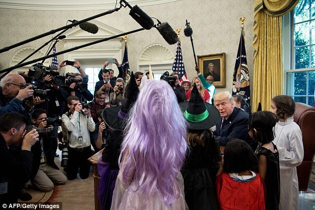 Tổng thống Trump tiếp những vị khách đặc biệt tại phòng Bầu Dục - 2
Ông chủ Nhà Trắng trò chuyện với các em nhỏ. (Ảnh: AFP/Getty)
