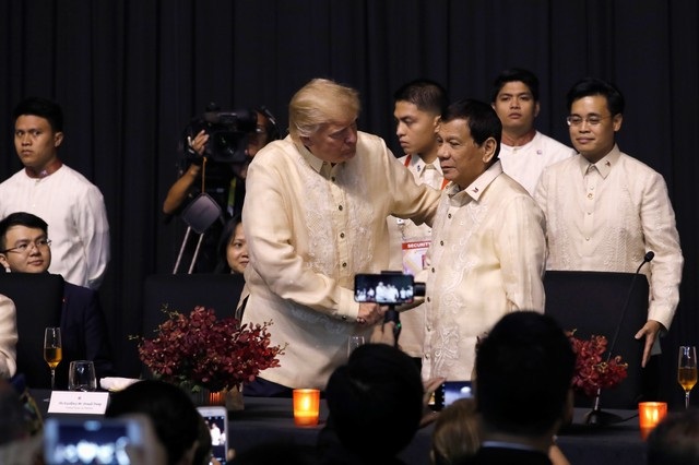 Tổng thống Trump dự tiệc cùng các lãnh đạo Đông Nam Á - 3 Tổng thống Trump và người đồng cấp Philippines đã bắt tay 2 lần và trò chuyện cùng nhau trong bữa tiệc gala cùng các lãnh đạo ASEAN.