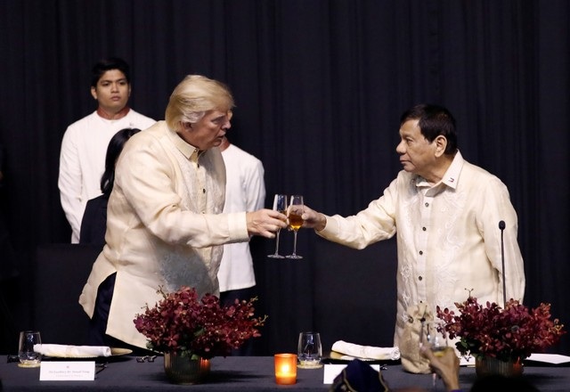 Tổng thống Trump dự tiệc cùng các lãnh đạo Đông Nam Á - 4 Tổng thống Trump được xếp ngồi cạnh Tổng thống Duterte trong bữa tiệc.