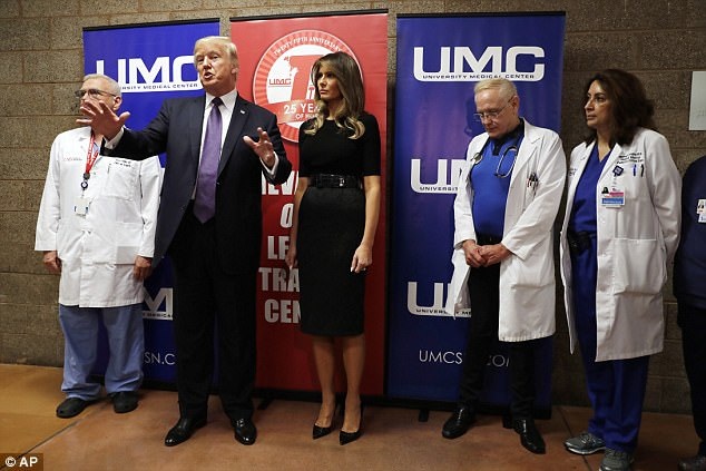 Ông Trump mời nạn nhân vụ xả súng Las Vegas tới Nhà Trắng - 5 “Tôi vừa gặp những người tuyệt vời nhất. Tôi cũng đã gặp những bệnh nhân bị thương rất nặng. Tôi đã mời họ tới Nhà Trắng. Tôi đã nói với họ rằng nếu họ có dịp đến Washington, hay tới Phòng Bầu Dục. Và hãy tin tôi, tôi sẽ luôn ở bên cạnh họ”, Tổng thống Trump nói. (Ảnh: AP)