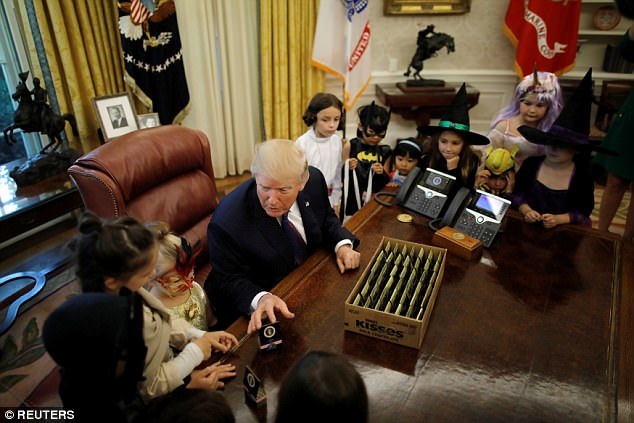 Tổng thống Trump tiếp những vị khách đặc biệt tại phòng Bầu Dục - 5
“Ồ, bộ trang phục đáng sợ đó, cậu bé. Mọi người đang sợ hãi kìa”, ông Trump khen ngợi phục trang của một em nhỏ. (Ảnh: Reuters)