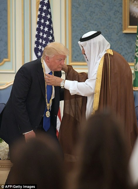 
Quốc vương Salman bin Abdulaziz Al Saud trao tặng huân chương Abdulaziz Al Saud tại thủ đô Riyadh.
