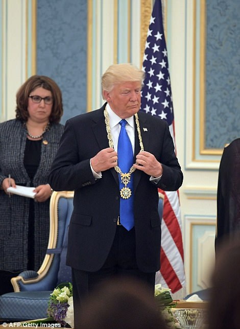 Ả-rập Xê-út bắn đại bác chào đón Tổng thống Mỹ Donald Trump - 14
Chuyến công du nước ngoài đầu tiên này của ông Trump kéo dài 9 ngày. Sau Ả-rập Xê-út, ông Trump sẽ tới Israel, Vatican, Bỉ và Italia.