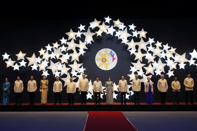 Tổng thống Trump dự tiệc cùng các lãnh đạo Đông Nam Á - 8 Tổng thống Trump chụp ảnh lưu niệm chung cùng lãnh đạo các nước và phu nhân.