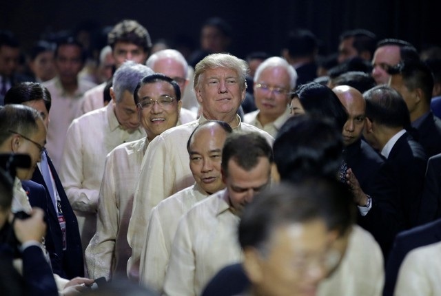 Tổng thống Trump dự tiệc cùng các lãnh đạo Đông Nam Á - 2 Nhà lãnh đạo Mỹ cũng mặc áo Barong Tagalog, trang phục truyền thống của Philippines, cùng lãnh đạo của 10 nước thành viên ASEAN và các nước đối tác của ASEAN tham dự tiệc chiêu đãi do Tổng thống Philippines chủ trì.