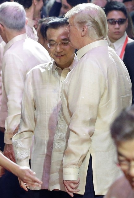 Tổng thống Trump dự tiệc cùng các lãnh đạo Đông Nam Á - 9 Tổng thống Trump trò chuyện cùng Thủ tướng Trung Quốc Lý Khắc Cường.