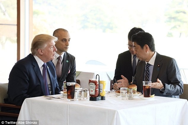 Bánh mì Tổng thống Trump thưởng thức ở Nhật Bản "đắt như tôm tươi" - 1 Thủ tướng Nhật Bản Shinzo Abe dùng bánh mì kẹp kiểu Mỹ với Tổng thống Mỹ Donald Trump. (Ảnh: Twitter/Abe Shinzo)