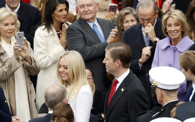 Dàn trai xinh gái đẹp nhà Tổng thống Donald Trump trong ngày tuyên thệ - 2
Những người con của ông Trump bước ra khán đài trong tiếng vỗ tay và sự chú ý của các vị khách. (Ảnh: Reuters)