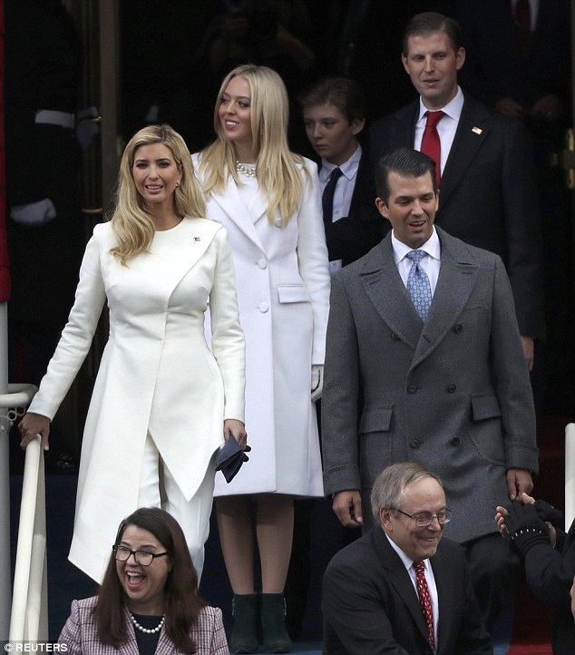 Dàn trai xinh gái đẹp nhà Tổng thống Donald Trump trong ngày tuyên thệ - 1
Năm người con của ông Donald Trump bước ra khán đài bên ngoài điện Capitol, nơi cha họ nhậm chức ngày 20/1. Họ là Ivanka, Tiffany, Barron, Eric và Trump Jr. (Ảnh: Reuters)