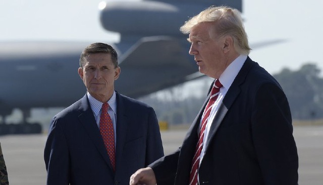 Ông Obama từng cảnh báo Tổng thống Trump về cố vấn nghi “đi đêm” với Nga - 1 Cựu Cố vấn An ninh Quốc gia Mỹ Michael Flynn (trái) và Tổng thống Mỹ Donald Trump (Ảnh: Washington Examiner)