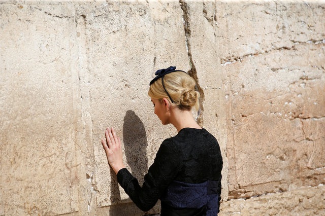 Tổng thống Mỹ Donald Trump thăm "Bức tường Than khóc" - 8
Ivanka Trump, con gái lớn của ông Trump, đặt tay lên Bức tường phía Tây