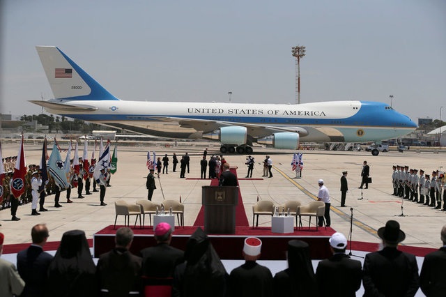 Tổng thống Mỹ Donald Trump thăm "Bức tường Than khóc" - 14
Chuyên cơ Không lực Một của Tổng thống Mỹ tại sân bay Ben Gurion