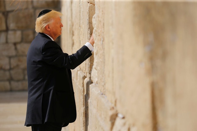 “Bức tường than khóc” – điểm đến linh thiêng và lâu đời nhất thế giới - 6 Tổng thống Trump là tổng thống Mỹ đương nhiệm đầu tiên có chuyến thăm lịch sử tới Bức tường than khóc