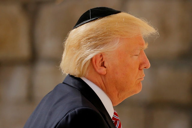 Tổng thống Mỹ Donald Trump thăm "Bức tường Than khóc" - 2
Ông Trump đội mũ của người Do Thái khi tới thăm Bức tường phía Tây. Ông Trump là nhà lãnh đạo Mỹ đương nhiệm đầu tiên tới thăm và cầu nguyện ở nơi này. Ông Barack Obama cũng tới đây vào năm 2008 trong chiến dịch tranh cử tổng thống, trước khi đắc cử.