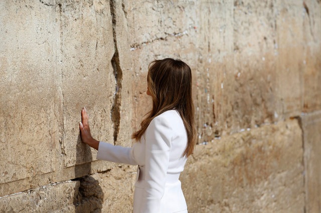 Tổng thống Mỹ Donald Trump thăm "Bức tường Than khóc" - 5
Đệ nhất phu nhân Mỹ Melania Trump cũng tới thăm Bức tường